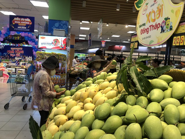 Người tiêu dùng thắt chặt chi tiêu, chủ yếu tập trung vào thực phẩm thiết yếu